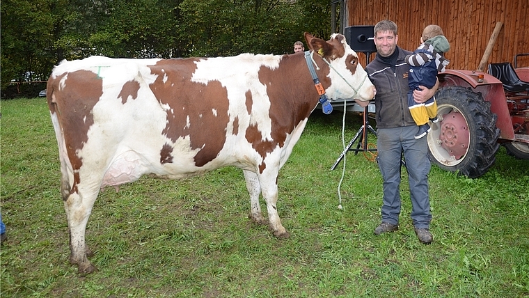 Besitzer Ueli Ehrler mit Sohn Marc freut sich: Seine Kuh Bernina ist «Miss Maschwanden». (Bild Martin Mullis)