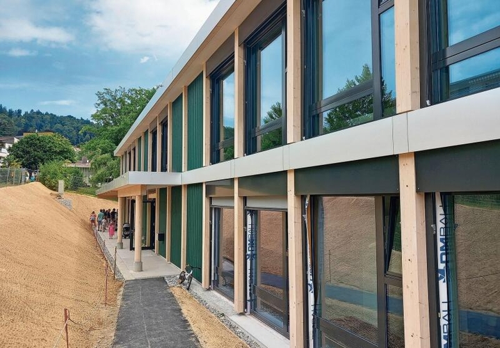 Der neue Vierfachkindergarten fügt sich gut in seine Umgebung ein.