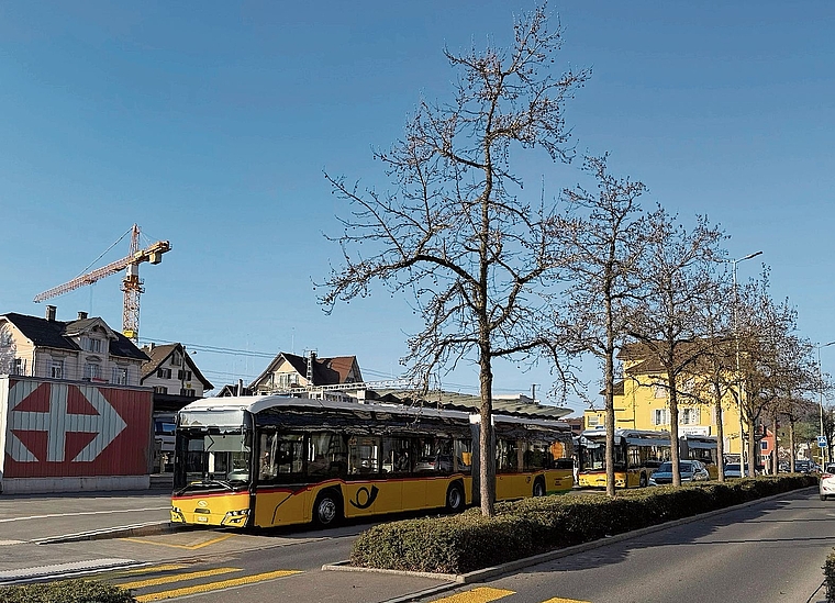 Bei den Postauto-Linien im Säuliamt sind einige Anpassungen vorgesehen. Im Bild die Haltestellen beim Bahnhof Affoltern am Mittwochabend. (Bild Dominik Stierli)