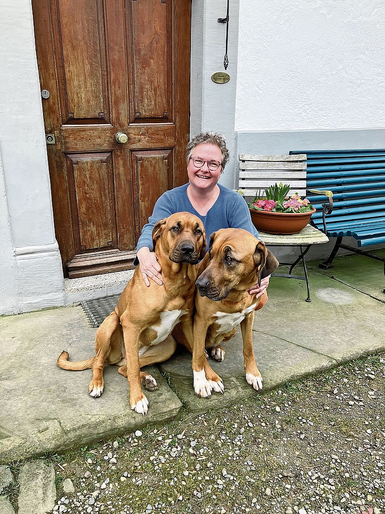 Sonja Neuweiler mit den Hundedamen Azora und Athea. (Bild Marianne Voss)