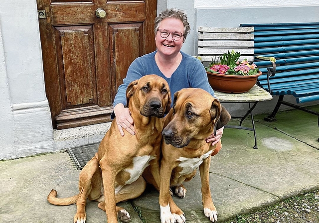 Sonja Neuweiler mit den Hundedamen Azora und Athea. (Bild Marianne Voss)