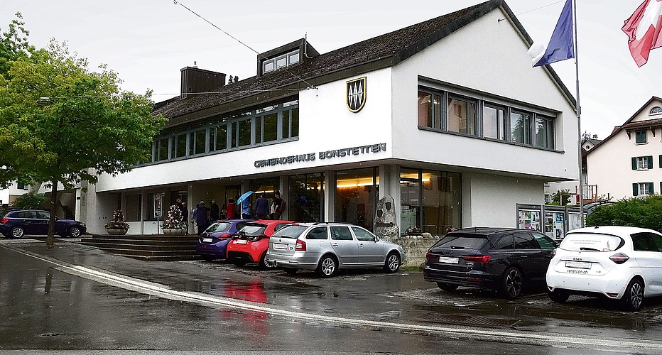Das Gemeindehaus in Bonstetten soll durch einen zweigeschossigen Neubau ersetzt werden. (Bilder Martin Platter) Das Gemeindehaus in Bonstetten soll durch einen zweigeschossigen Neubau ersetzt werden. (Bilder Martin Platter)