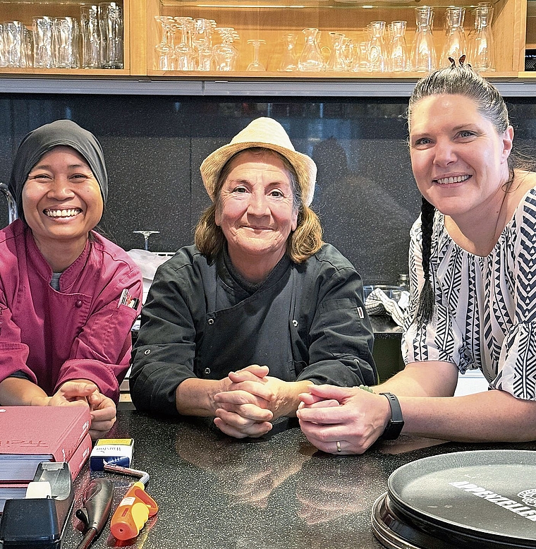 Das «Kaeng Sup Thai/Restaurant Freihof» ist 2026 bis Ende Mai offen und geht dann bis zum 1. Oktober in die Sommerpause ins Freibad Hünenberg See (von links: Oh Dallavalle, Ella Vogt, Regula Strebel). (Bild Brigitte Reemts Flum)