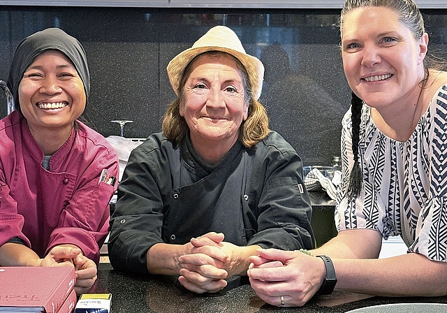 Das «Kaeng Sup Thai/Restaurant Freihof» ist 2026 bis Ende Mai offen und geht dann bis zum 1. Oktober in die Sommerpause ins Freibad Hünenberg See (von links: Oh Dallavalle, Ella Vogt, Regula Strebel). (Bild Brigitte Reemts Flum)