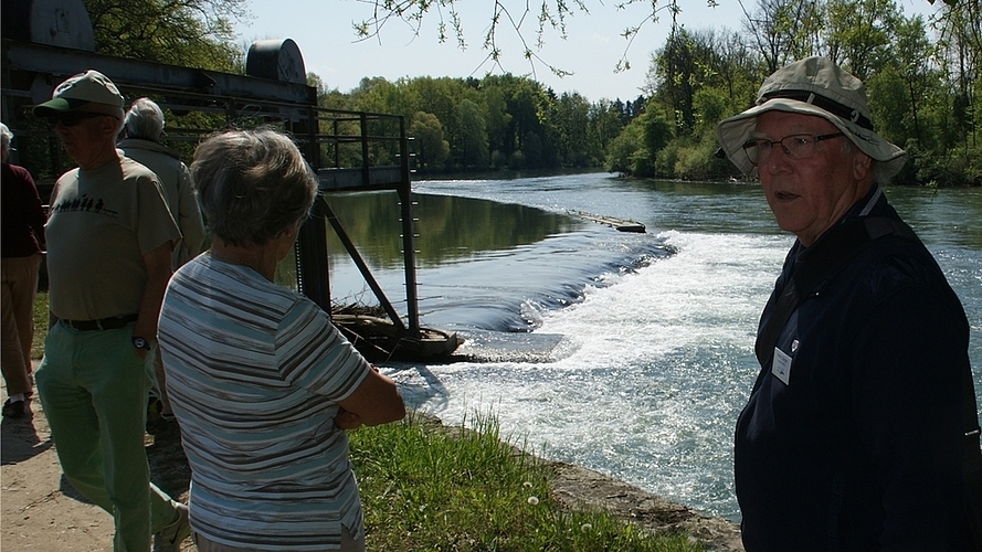 Heinz Geiger (rechts) führt Interessierte dem Oberwasserkanal entlang zum Streichwehr.