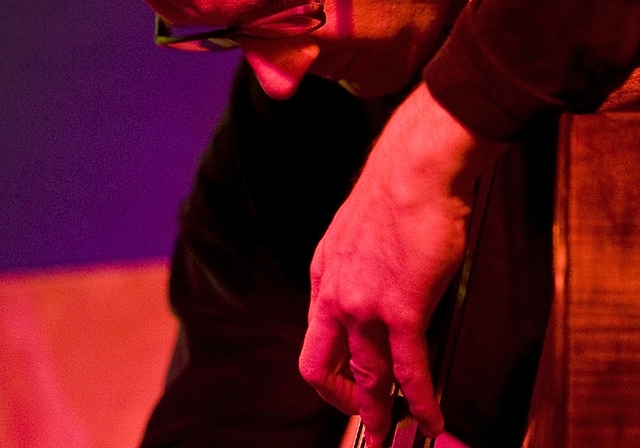 Auf Duo-Besetzung spezialisiert: Bassist Daniel Schläppi. (Bild Uwe Schädelin)