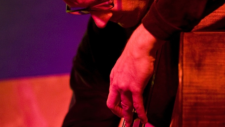 Auf Duo-Besetzung spezialisiert: Bassist Daniel Schläppi. (Bild Uwe Schädelin)
