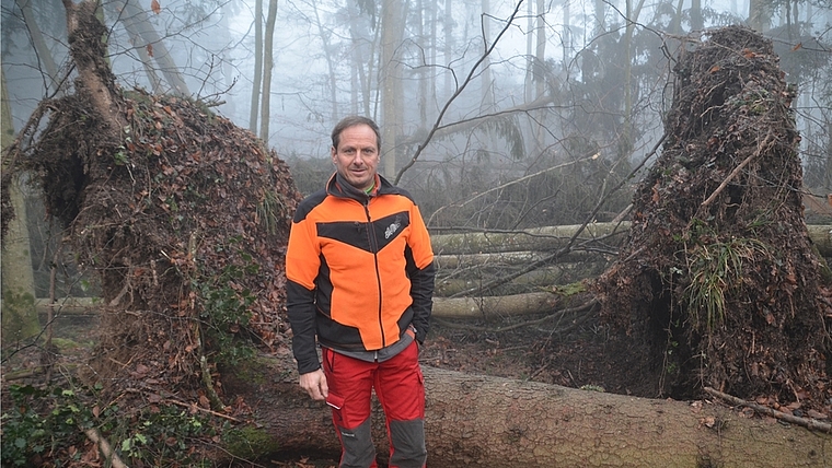 Förster Flurin Farrér zeigt Sturmschäden im Obfelder Gebiet Oberlunnern. (Bild Thomas Stöckli)