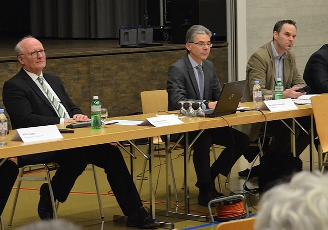 Die Podiumsteilnehmer von links: Willi Gyger (Solviva AG), Spital-BK-Präsident Clemens Grötsch, Moderator Bernhard Schneider sowie vom Gemeinderat Hedingen Sozialvorstand Martin Vetsch und Präsident Bertram Thurnherr. (Bild tst.)