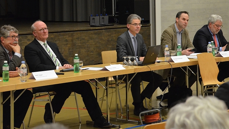 Die Podiumsteilnehmer von links: Willi Gyger (Solviva AG), Spital-BK-Präsident Clemens Grötsch, Moderator Bernhard Schneider sowie vom Gemeinderat Hedingen Sozialvorstand Martin Vetsch und Präsident Bertram Thurnherr. (Bild tst.)