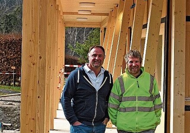 Bausekretär Marcel Graf (rechts) mit Pächter Andreas Glättli.