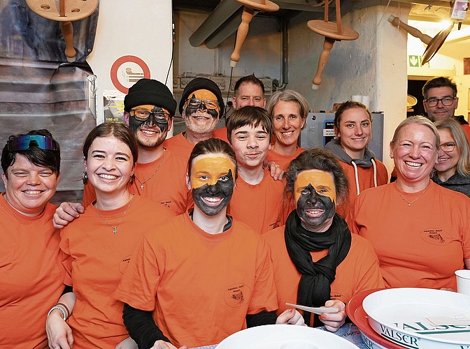 Die Rossauer Familie Kunz umringt vom Helferteam des Alphütte-Beizlis. Die Rossauer Familie Kunz umringt vom Helferteam des Alphütte-Beizlis.