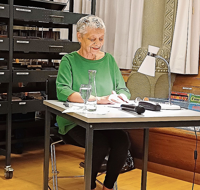 Eveline Walser las in der Bibliothek Hausen mit leisem Humor aus ihrem biografischen Buch «Schultergeschichten». (Bild Regula Zellweger)