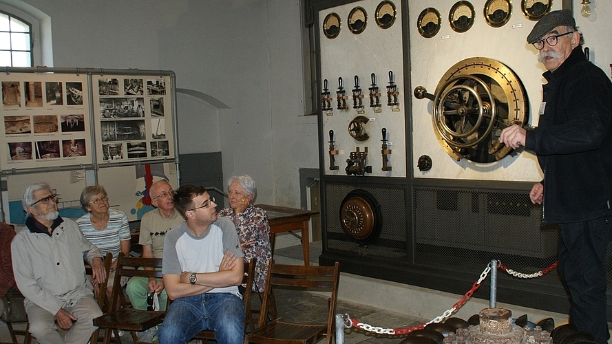 Hans Fässler (rechts) referiert vor der imposanten Schalttafel im Art-Déco-Stil. (Bild Thomas Stöckli)
