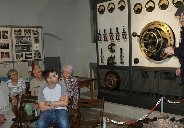 Hans Fässler (rechts) referiert vor der imposanten Schalttafel im Art-Déco-Stil. (Bild Thomas Stöckli)