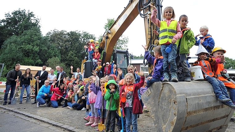 Rund 60 Kindergärtner brachten Schaufeln und Werkzeug zum Spatenstich mit. (Bild Salomon Schneider)
