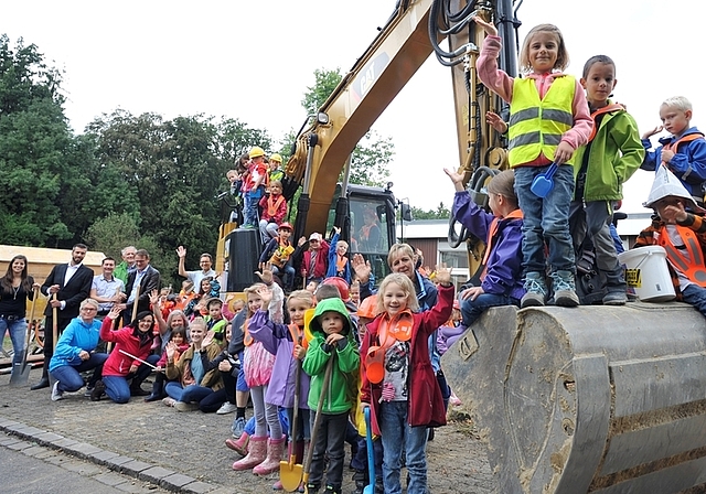Rund 60 Kindergärtner brachten Schaufeln und Werkzeug zum Spatenstich mit. (Bild Salomon Schneider)