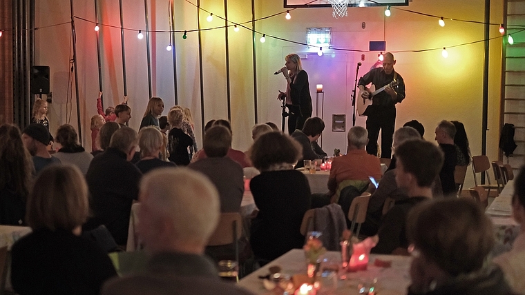 Ungewöhnlicher Dacustico-Auftritt mit Sängerin Daniela Trinkler und Gitarrist Torbjörn Hansson am Samstagabend in der Mehrzweckhalle. <em>(Bild Martin Platter)</em>