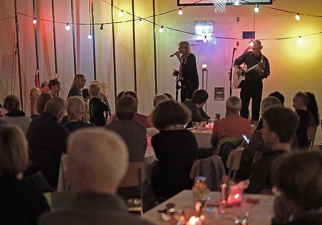 Ungewöhnlicher Dacustico-Auftritt mit Sängerin Daniela Trinkler und Gitarrist Torbjörn Hansson am Samstagabend in der Mehrzweckhalle. <em>(Bild Martin Platter)</em>