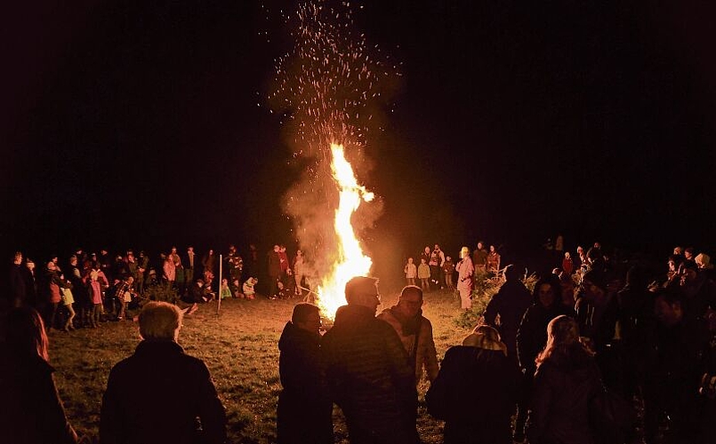 Auch ohne Festwirtschaft wollten sich viele das Christbaumverbrennen in Affoltern nicht entgehen lassen. (Bild Thomas Stöckli)
