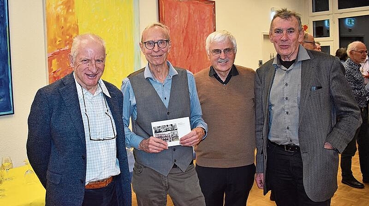 Die Mitglieder der Arbeitsgruppe Neujahrsblätter am Apéro. Von links: Hannes Zaugg, Rolf Oberhänsli, Hans-Ulrich Meier und GGA-Präsident Georges Köpfli. (Bild Marianne Voss)