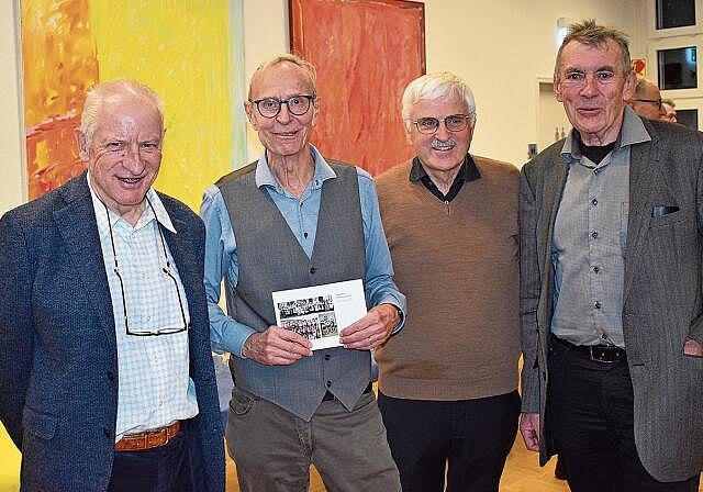 Die Mitglieder der Arbeitsgruppe Neujahrsblätter am Apéro. Von links: Hannes Zaugg, Rolf Oberhänsli, Hans-Ulrich Meier und GGA-Präsident Georges Köpfli. (Bild Marianne Voss)