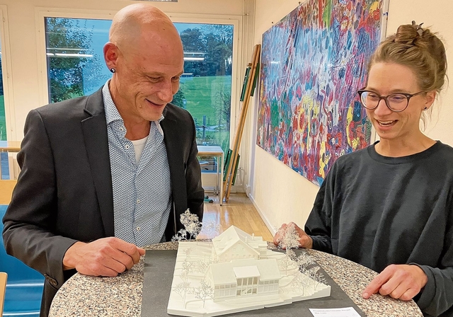 Anja Schelling von der Volta Architekturwerkstatt und Benjamin Schubiger, Präsident der Genossenschaft Dorfkern, mit dem Modell ihres Projekts für das Chloster. (Bild Marianne Voss)