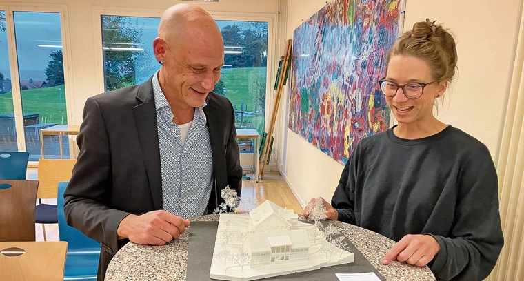Anja Schelling von der Volta Architekturwerkstatt und Benjamin Schubiger, Präsident der Genossenschaft Dorfkern, mit dem Modell ihres Projekts für das Chloster. (Bild Marianne Voss)