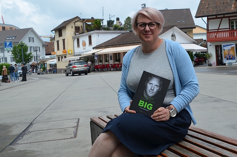 «Die Leute sollen sich für ihr persönliches Leben etwas herausnehmen können.» Autorin Anja Knabenhans mit ihrem Buch über Schwingerkönig Matthias Glarner in der Begegnungszone ihres Wohnorts Affoltern. (Bild zvg.)