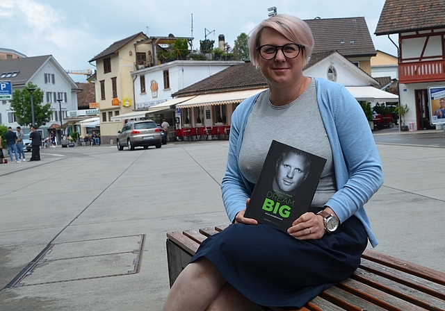 «Die Leute sollen sich für ihr persönliches Leben etwas herausnehmen können.» Autorin Anja Knabenhans mit ihrem Buch über Schwingerkönig Matthias Glarner in der Begegnungszone ihres Wohnorts Affoltern. (Bild zvg.)