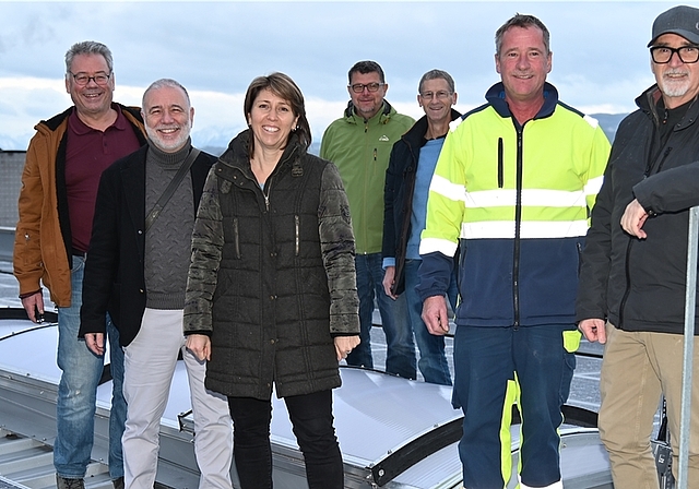 Die Mitglieder der Baukommission und Arbeitsgruppe auf dem Dach des Werkhofs: (von links) Kurt Schlegel, Architekt Mauro Malpetti, Gemeindepräsidentin Gaby Noser Fanger, Gemeinderat Peter Weis, Bruno Etterlin, Unterhaltschef Markus Bättig und Walte