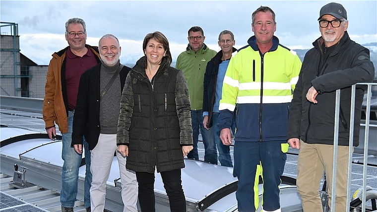 Die Mitglieder der Baukommission und Arbeitsgruppe auf dem Dach des Werkhofs: (von links) Kurt Schlegel, Architekt Mauro Malpetti, Gemeindepräsidentin Gaby Noser Fanger, Gemeinderat Peter Weis, Bruno Etterlin, Unterhaltschef Markus Bättig und Walte