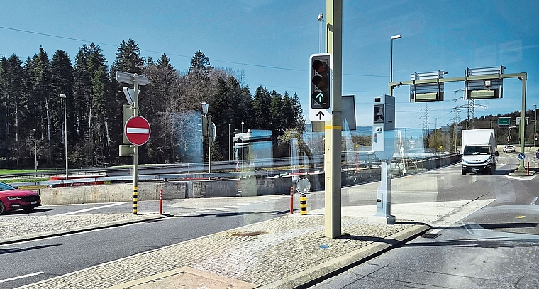 Die Autobahnquerung Affoltern/Obfelden ist ein Unfallschwerpunkt. Seit ein paar Wochen wird der Verkehr elektronisch überwacht. (Bild Werner Schneiter)