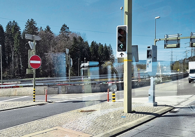 Die Autobahnquerung Affoltern/Obfelden ist ein Unfallschwerpunkt. Seit ein paar Wochen wird der Verkehr elektronisch überwacht. (Bild Werner Schneiter)
