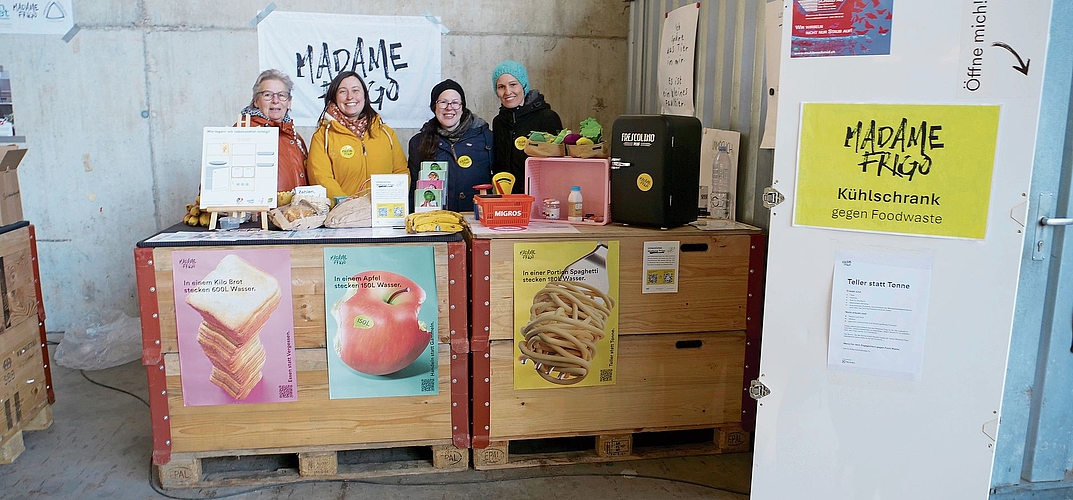 Am Posten zum Thema Anti-Food-Waste wird das Konzept der öffentlichen Kühlschränke von Madame Frigo vorgestellt (von links): Elisabeth Huber (Verantwortliche Frigo Jonen), Kim Krickhahn (Helferin Frigo Bonstetten), Claudia Gerges (Verantwortliche Frigo Bonstetten), Sarah Eyring von foodsharing.