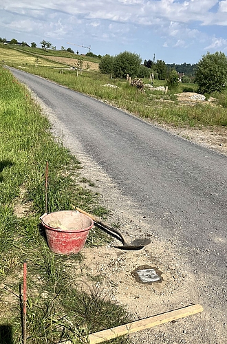 Hier wurde gerade von Leo Röllin von Hand ein Marchstein vergraben und ein neuer Grenzpunkt gesetzt. Hier wurde gerade von Leo Röllin von Hand ein Marchstein vergraben und ein neuer Grenzpunkt gesetzt.