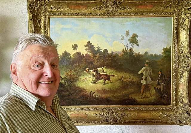 Jagdobmann Paul Erni vor einer historischen Jagdszene. (Bild Brigitte Reemts Flum)