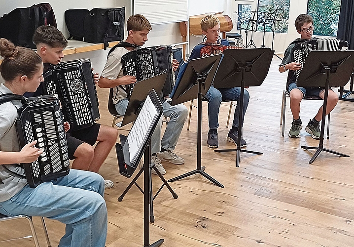Die fünf Jugendlichen spielen dreistimmig. Ihre Instrumente sind rund 12 Kilogramm schwer und unterscheiden sich je nach Hersteller im Klang. (Bilder Regula Zellweger)