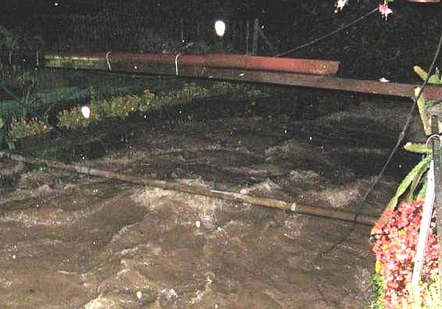 Reissender Haselbach beim Hochwasser 2007 im Oberdorf, Knonau. (Archivbilder)