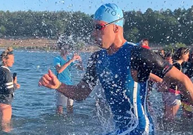 Sprint ins kühle Wasser: Bei sommerlicher Hitze hat sich der Aeugster Philipp Koutny als erster Schweizer Profitriathlet für die Ironman-WM in Kona qualifiziert.<em> (Bild Cushla Sherlock)</em>