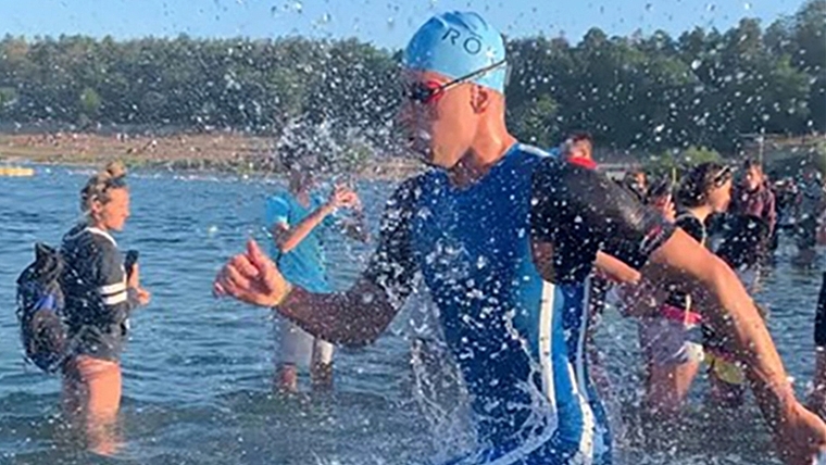 Sprint ins kühle Wasser: Bei sommerlicher Hitze hat sich der Aeugster Philipp Koutny als erster Schweizer Profitriathlet für die Ironman-WM in Kona qualifiziert.<em> (Bild Cushla Sherlock)</em>