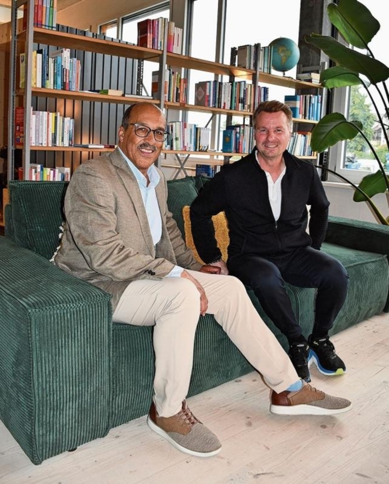 Rico Roth, Verwaltungsratspräsident des Sozialdiensts Bezirk Affoltern (links) mit Geschäftsführer Alexander Schibli in den Räumen von «Coachingplus». (Bild lhä)