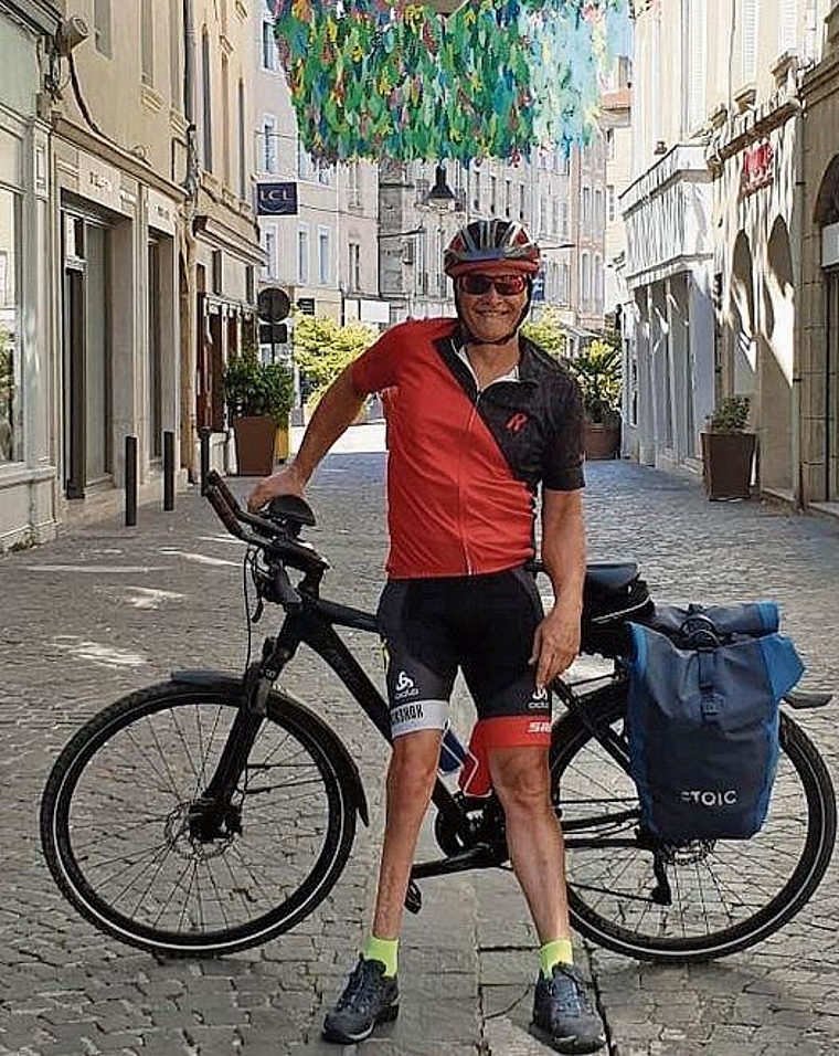 Christian Deiss beim «Veloflanieren» in einer französischen Altstadt. (Bild zvg.)