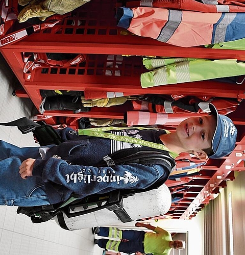 Der Junge durfte ein Atemschutzgerät anprobieren.