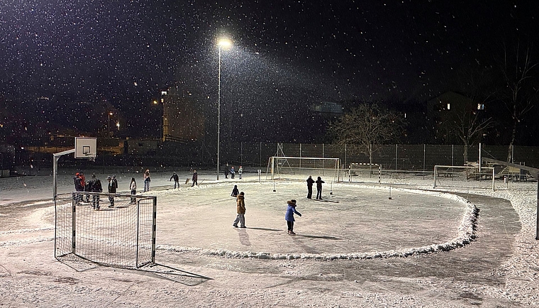 Das Eisfeld auf dem Sportplatz in Obfelden war seit Dienstag offen. (Bild dst)