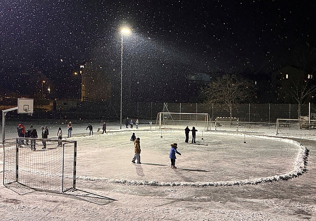 Das Eisfeld auf dem Sportplatz in Obfelden war seit Dienstag offen. (Bild dst)