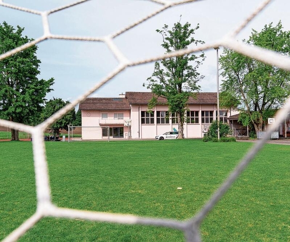 Bald 70 Jahre alt und für die Bedürfnisse von Schulen und Vereinen schon lange viel zu klein: die aktuelle Einfachturnhalle in Knonau. (Bild Daniel Vaia)