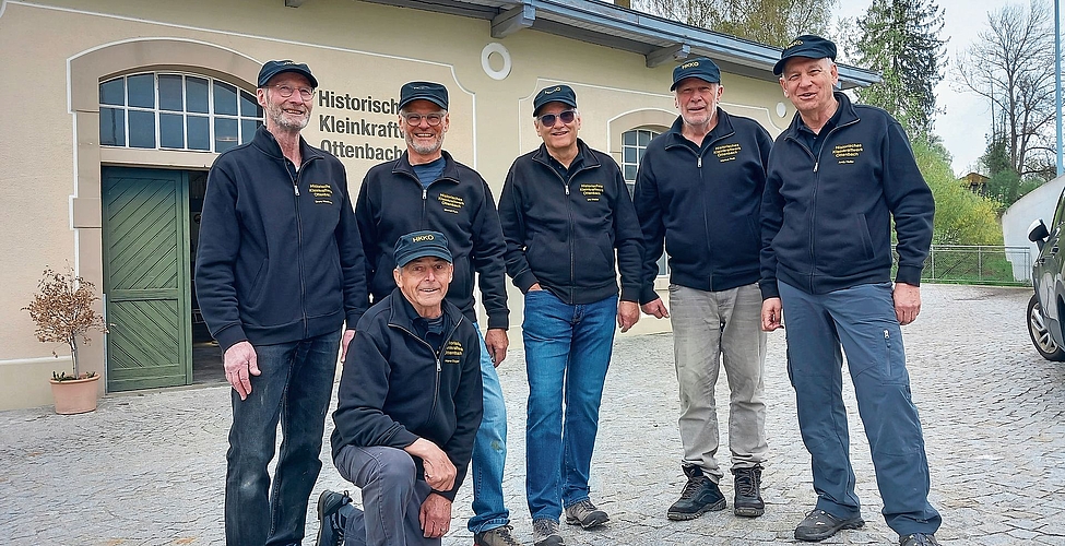 Die Vereinsmitglieder des historischen Kleinkraftwerks: Bruno Wiederkehr (Präsident und Kassier), Hans Gugerli (kniend), Marcel Funk (Aktuar), Urs Weber (mit Sonnenbrille), Markus Roth und Andy Heller (Revisor). 