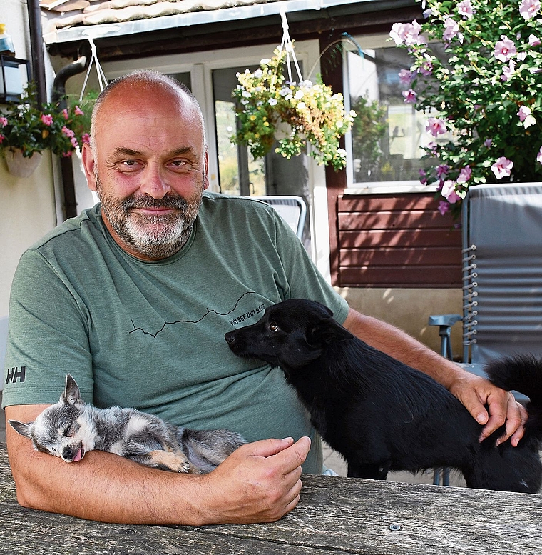 Gnadenhof-Besitzer Ivo Zürcher mit den beiden Hunden Aruna (links) und Wasabi. (Bild Livia Häberling)