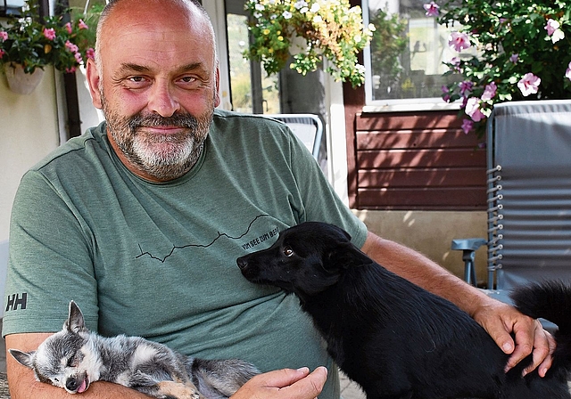 Gnadenhof-Besitzer Ivo Zürcher mit den beiden Hunden Aruna (links) und Wasabi. (Bild Livia Häberling)